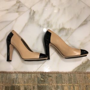 Dana Davis Beige Leather Pumps with Black Patent
